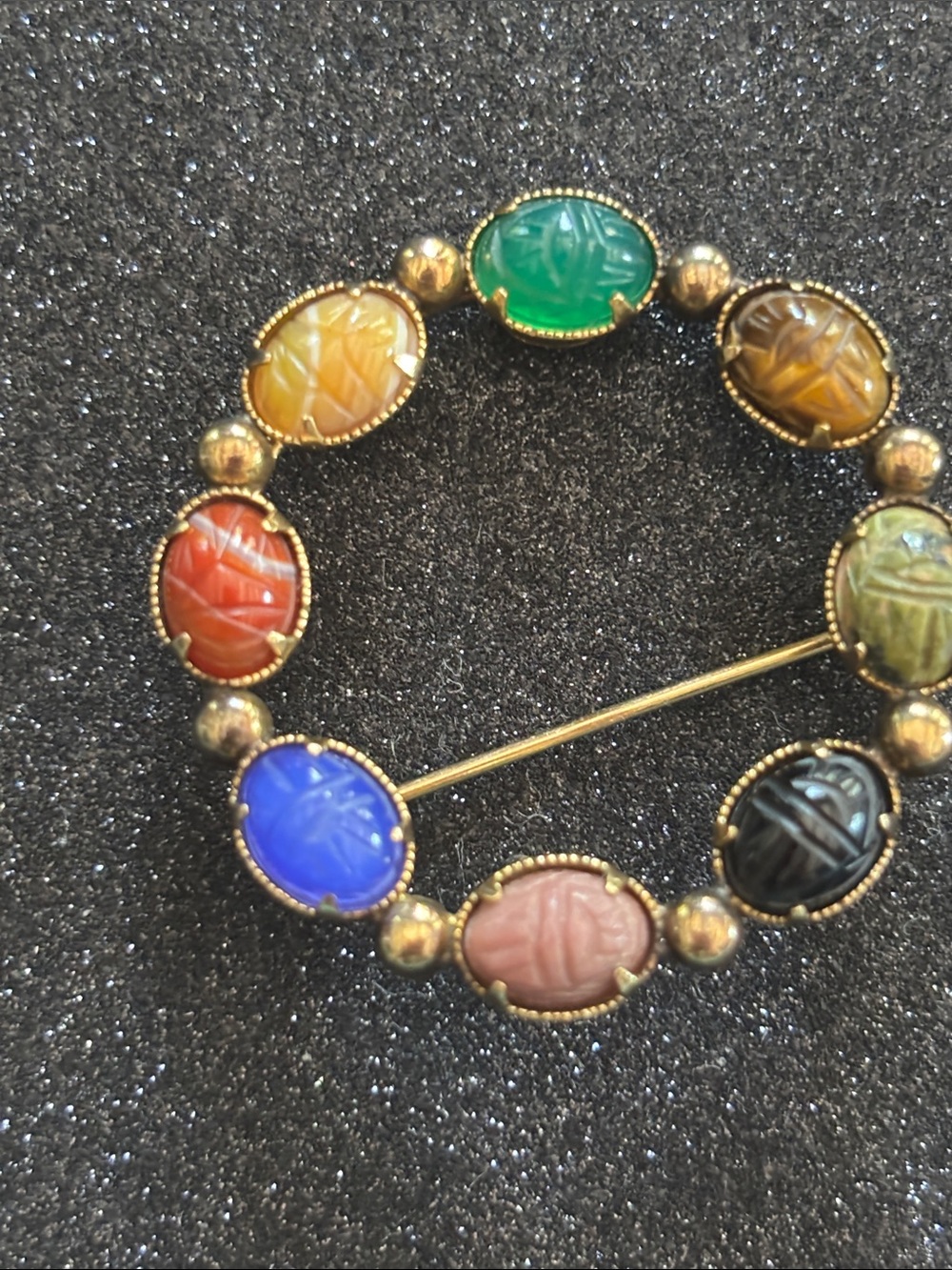 VINTAGE CIRCULAR SEMI-PRECIOUS AND GOLD FILLED SCARAB BROOCH - Picture 4 of 5